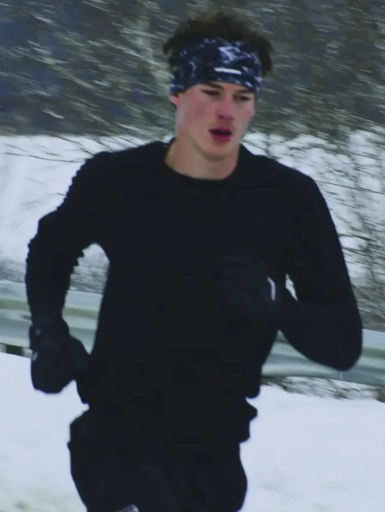 zang_zo_Photography_of_a_handsome_young_runner_jogging_in_winte_d4db9a0c-7736-4c70-8f33-58a5edba0c35 (1)